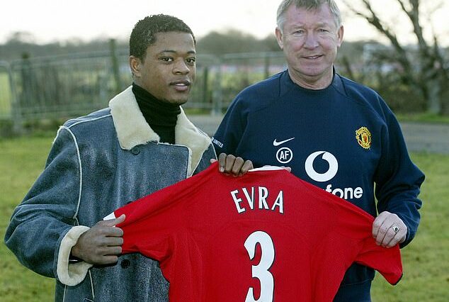 Patrice Evra (izquierda) ha revelado las conversaciones que mantuvo con Sir Alex Ferguson (derecha) antes de unirse al Manchester United.
