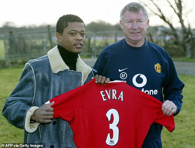 Patrice Evra (izquierda) ha revelado las conversaciones que mantuvo con Sir Alex Ferguson (derecha) antes de unirse al Manchester United.
