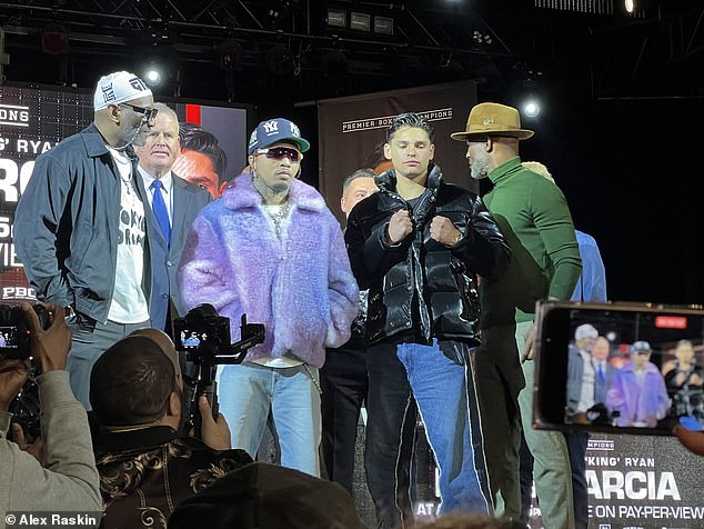 Después de meses de tediosas negociaciones, los boxeadores Gervonta 'Tank' Davis (abrigo rosa) y Ryan García (abrigo negro) finalmente comenzaron a promocionar su muy esperado combate de pago por evento en una conferencia de prensa en Manhattan.