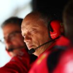 BAHREIN, BAHREIN - 24 DE FEBRERO: El director del equipo Ferrari, Frederic Vasseur, mira desde el pitwall