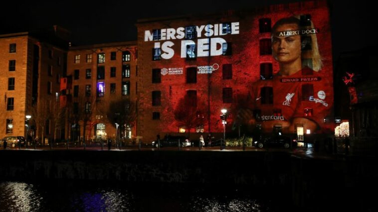 Las gigantescas proyecciones de construcción de jugadores en Londres y Merseyside entusiasman a los fanáticos por el Women's Football Weekend