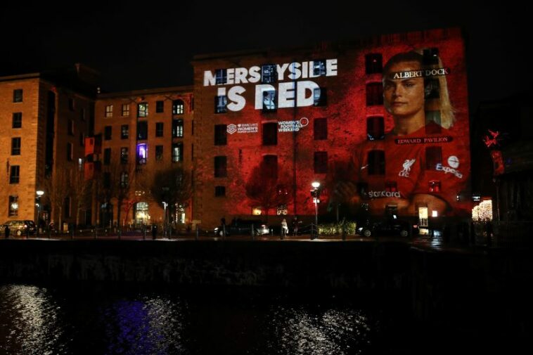 Las gigantescas proyecciones de construcción de jugadores en Londres y Merseyside entusiasman a los fanáticos por el Women's Football Weekend