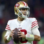 Jimmy Garoppolo #10 de los San Francisco 49ers pasa el balón durante la primera mitad de un partido contra los Arizona Cardinals en el Estadio Azteca el 21 de noviembre de 2022 en la Ciudad de México, México.  (Foto de Sean M. Haffey/Getty Images)