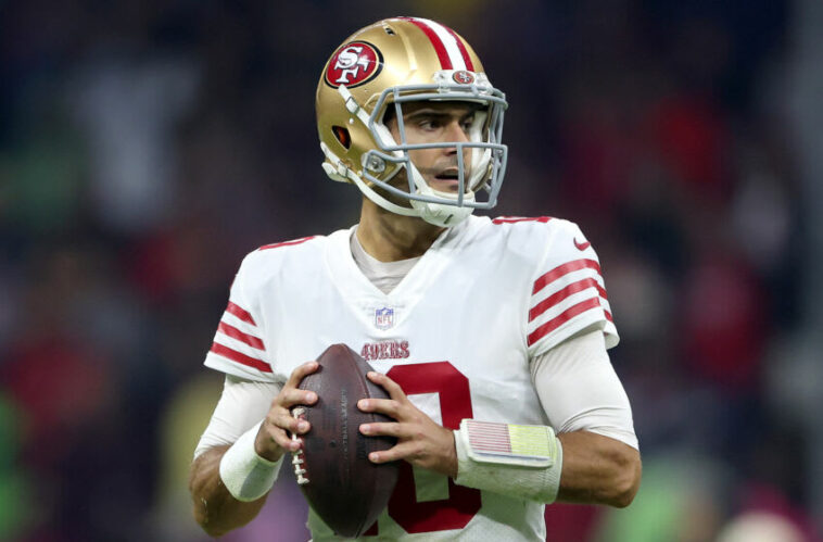 Jimmy Garoppolo #10 de los San Francisco 49ers pasa el balón durante la primera mitad de un partido contra los Arizona Cardinals en el Estadio Azteca el 21 de noviembre de 2022 en la Ciudad de México, México.  (Foto de Sean M. Haffey/Getty Images)