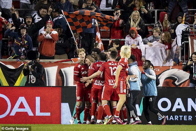 Dante Vanzeir (sin ser visto) anotó su gol de debut cuando los New York Red Bulls derribaron a Columbus