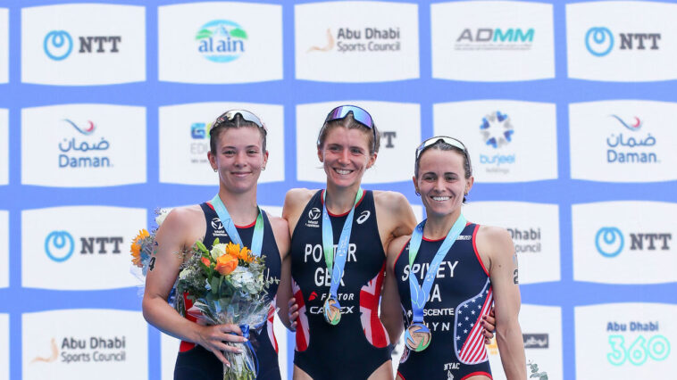 Beth Potter, Sophie Coldwell, Taylor Spivey - podio de WTCS Abu Dhabi 2023