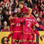 Los jugadores del St. Louis City SC celebran después de que el mediocampista Eduard Lowen marcara el segundo gol de su equipo