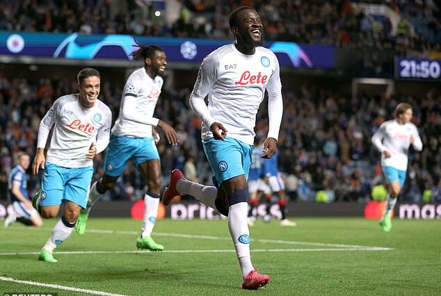 Tanguy Ndombele (centro) podría ver su tiempo en Napoli llegar a su fin al final de la temporada