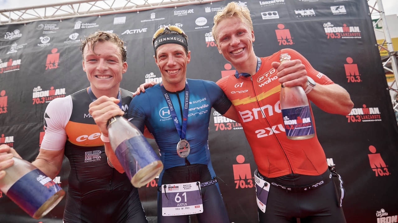 Podio IRONMAN 70.3 Lanzarote 2023 Pro Masculino: Justus Nieschlag, Mathis Margirier, Thor Bendix Madsen