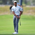 Tiger Woods observa su tiro desde la calle al green en el hoyo 11 durante la tercera ronda de The Genesis Invitational.