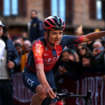 Tom Pidcock fuera de la Milán-San Remo por conmoción cerebral