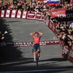 Tom Pidcock triunfa en la Strade Bianche con un audaz ataque de largo alcance