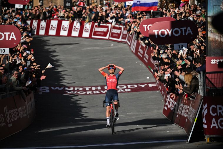 Tom Pidcock triunfa en la Strade Bianche con un audaz ataque de largo alcance