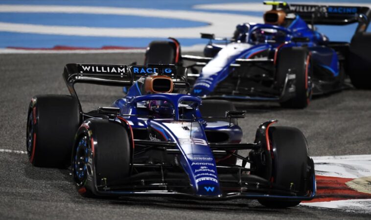 BAHREIN, BAHREIN - 5 DE MARZO: Alexander Albon de Tailandia conduciendo el (23) Williams FW45 Mercedes