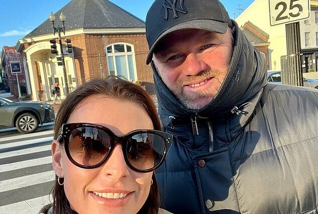 Tiempo de calidad: Coleen y Wayne Rooney eran todo sonrisas el lunes mientras disfrutaban de un viaje romántico en Washington DC, con el deportista compartiendo la selfie en Instagram