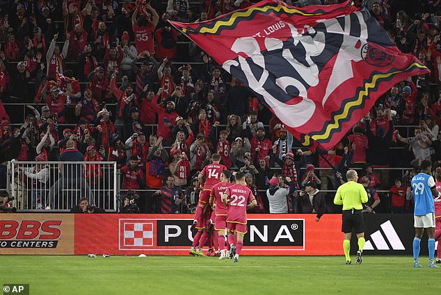 Miembros del St. Louis City SC celebran después de anotar durante el partido contra Charlotte FC