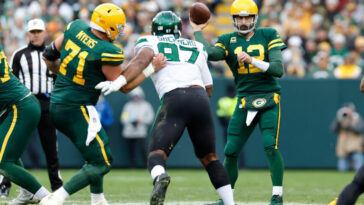 GREEN BAY, WISCONSIN - 16 DE OCTUBRE: Aaron Rodgers #12 de los Green Bay Packers lanza un pase contra los New York Jets en Lambeau Field el 16 de octubre de 2022 en Green Bay, Wisconsin.  Jets derrotó a los Packers 27-10.  (Foto de John Fisher/Getty Images)