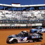 John Hunter Nemechek y Austin Hill - pista de tierra de Bristol Motor Speedway - NASCAR Truck Series