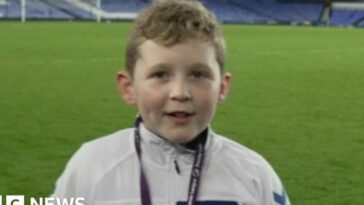 Aficionado del Everton, de 8 años, ve el sueño hecho realidad después de la apelación de su madre
