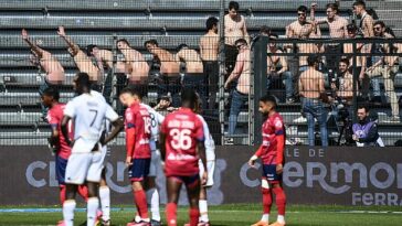Los fanáticos de Angers adoptaron un enfoque novedoso para despedir a un lanzador de penaltis el domingo cuando se burlaron del delantero de Clermont Muhammed Cham.