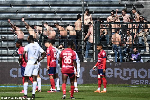 Los fanáticos de Angers adoptaron un enfoque novedoso para despedir a un lanzador de penaltis el domingo cuando se burlaron del delantero de Clermont Muhammed Cham.