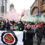Aficionados del Man United protestan contra la familia Glazer antes del partido contra el Aston Villa