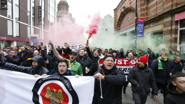 Aficionados del Man United protestan contra la familia Glazer antes del partido contra el Aston Villa
