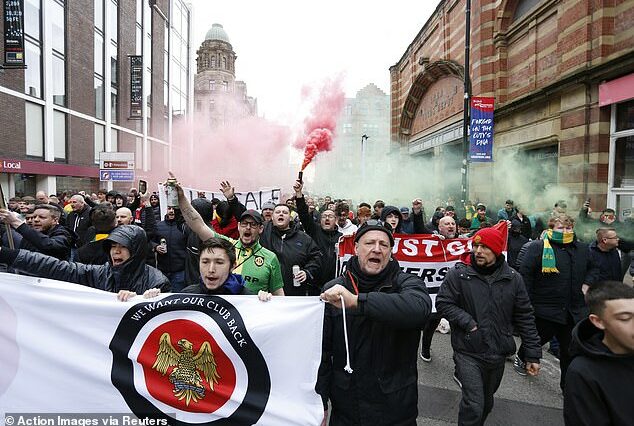 Aficionados del Man United protestan contra la familia Glazer antes del partido contra el Aston Villa