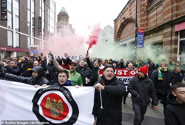 Aficionados del Man United protestan contra la familia Glazer antes del partido contra el Aston Villa