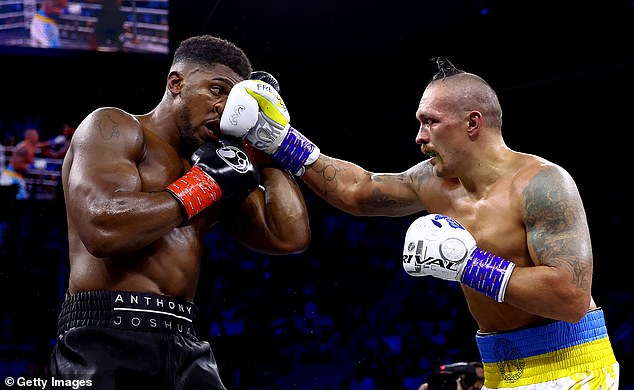 Anthony Joshua (izquierda) sufrió una segunda derrota ante Oleksandr Usyk (derecha) en Arabia Saudita el año pasado