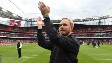 El técnico del Arsenal, Jonas Eidevall, aplaude el apoyo local en el Emirates