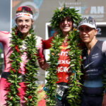 KAILUA KONA, HAWAII - 6 DE OCTUBRE: Lucy Charles-Barclay de Gran Bretaña (2ª), Chelsea Sodaro (1ª) y Anne Haug de Alemania (3ª) celebran después de terminar el Campeonato Mundial de Ironman el 6 de octubre de 2022 en Kailua Kona, Hawaii.  (Foto de Tom Pennington/Getty Images para IRONMAN)