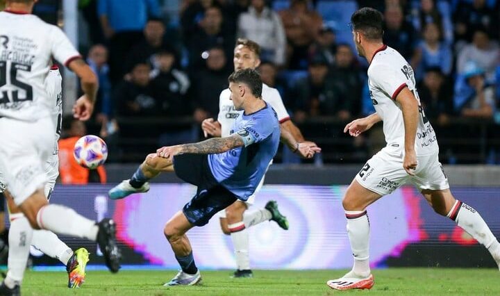 El momento en el que Vegetti está por sacar la volea y meter su golazo (Foto: @Belgrano).