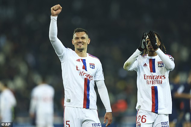 Bradley Barcola anotó el único gol del partido cuando el Lyon venció al PSG el domingo por la noche.