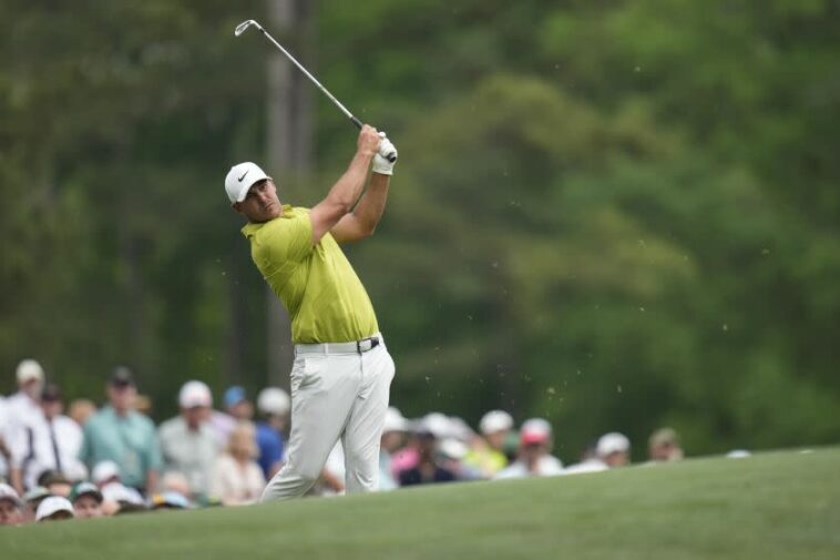 Brooks Koepka observa su golpe de salida en el hoyo 12 durante la primera ronda del torneo de golf Masters en el Augusta National Golf Club el jueves 6 de abril de 2023 en Augusta, Georgia (AP Photo/Jae C. Hong)