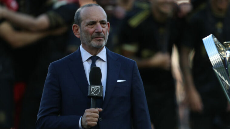 LOS ANGELES, CA - 05 DE NOVIEMBRE: El Comisionado de Major League Soccer Don Garber asiste al partido entre Philadelphia Union y Los Angeles FC como parte de la final de la Copa MLS 2022 en el Banc of California Stadium el 5 de noviembre de 2022 en los Angeles, California.  (Foto de Omar Vega/Getty Images)