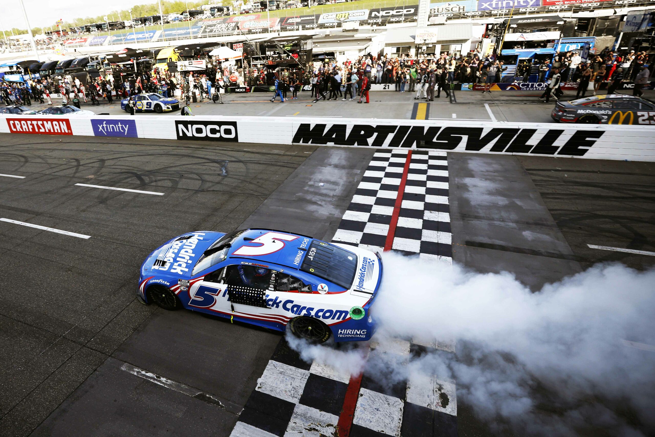 Comentarios de NASCAR cuando los ganadores de la carrera se incendian durante las celebraciones