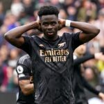 Bukayo Saka falló un penalti crucial para el Arsenal el domingo cuando empató 2-2 con West Ham