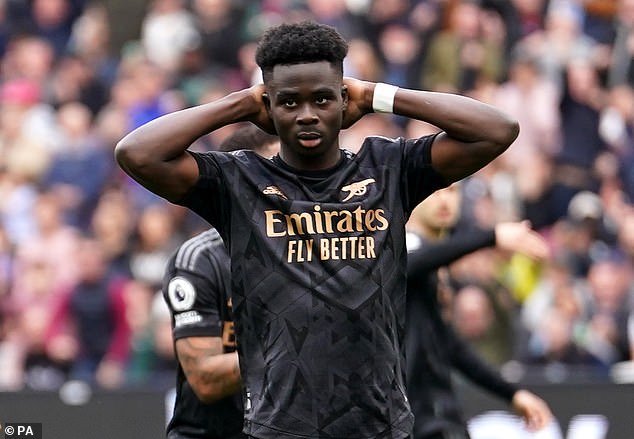 Bukayo Saka falló un penalti crucial para el Arsenal el domingo cuando empató 2-2 con West Ham