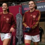 Anna Patten y Vivianne Miedema antes de la derrota en la final de la FA Cup 2021 ante el Chelsea en Wembley