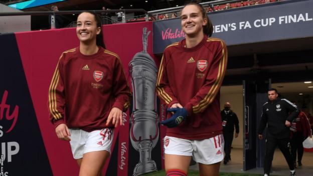 Anna Patten y Vivianne Miedema antes de la derrota en la final de la FA Cup 2021 ante el Chelsea en Wembley