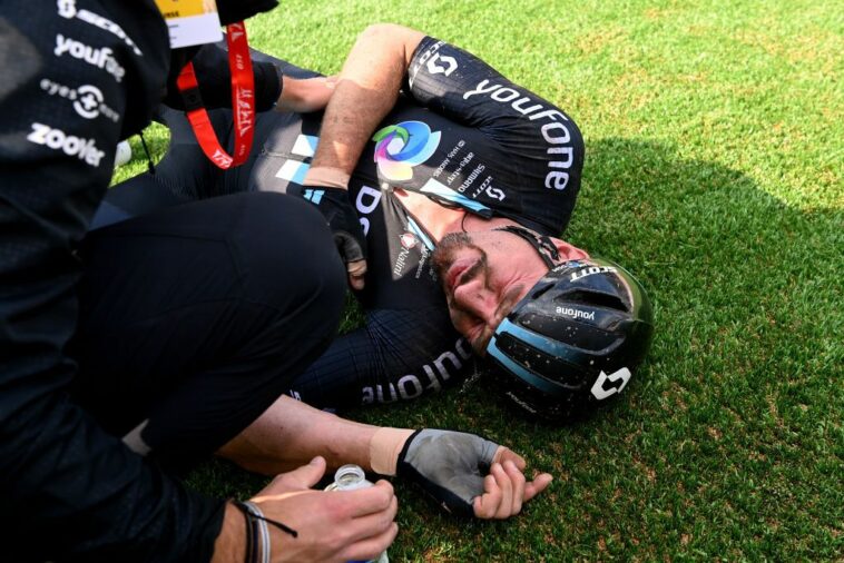Degenkolb angustiado después de caer fuera de la contienda en Paris-Roubaix