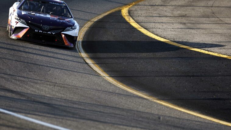 Denny Hamlin deja a JJ Yeley en Richmond (Video)