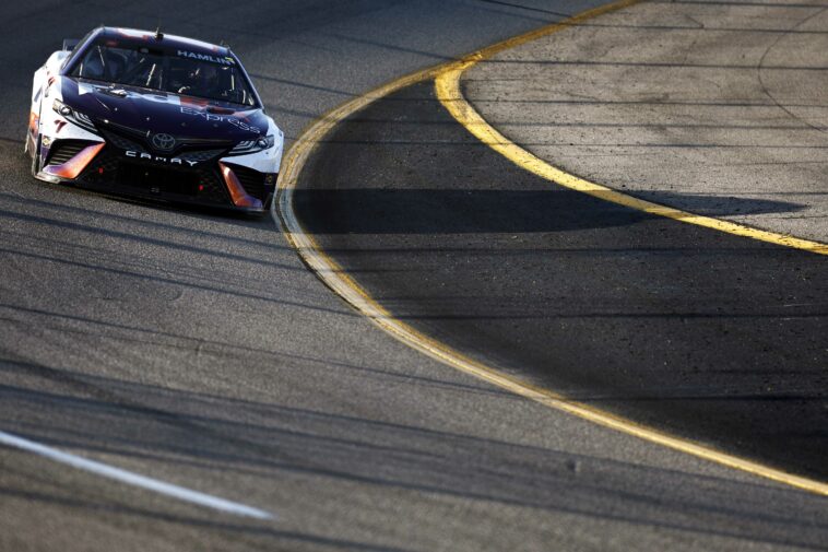 Denny Hamlin deja a JJ Yeley en Richmond (Video)