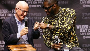 Deontay Wilder está dispuesto a enfrentar a Anthony Joshua en Arabia Saudita este año, reveló su manager Shelly Finkel (L)