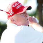 Donald Trump toma un tiro durante el pro-am antes del LIV Golf Team Championship 2022 en Florida