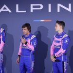 PARÍS, FRANCIA - 21 DE FEBRERO: Fernando Alonso (C) de Alpine, el piloto de reserva Oscar Piastri (R) y