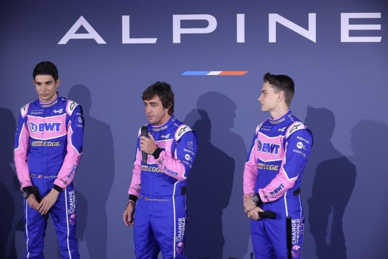 PARÍS, FRANCIA - 21 DE FEBRERO: Fernando Alonso (C) de Alpine, el piloto de reserva Oscar Piastri (R) y