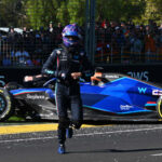 MELBOURNE, AUSTRALIA - 2 DE ABRIL: Alexander Albon de Tailandia y Williams camina de su coche después