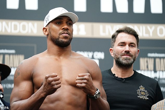 Eddie Hearn (derecha) ha pedido a Anthony Joshua (izquierda) que tenga otra pelea antes de enfrentarse a Tyson Fury